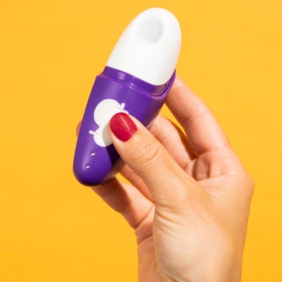 ROMP - FREE ESTIMULADOR CLITORIAL GRÁTIS COM TAMPA, 10 NÍVEIS, RECARREGÁVEL, ROXO - D-245872 - Dona Pimenta