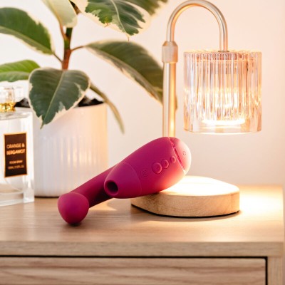WOMANIZER - DUO NEXT ESTIMULADOR DUPLO DE CLITOR E PONTO G ROSA ESCURO - D-245097 - Dona Pimenta