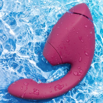 WOMANIZER - DUO NEXT ESTIMULADOR DUPLO DE CLITOR E PONTO G ROSA ESCURO - D-245097 - Dona Pimenta