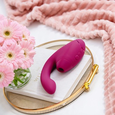 WOMANIZER - DUO NEXT ESTIMULADOR DUPLO DE CLITOR E PONTO G ROSA ESCURO - D-245097 - Dona Pimenta