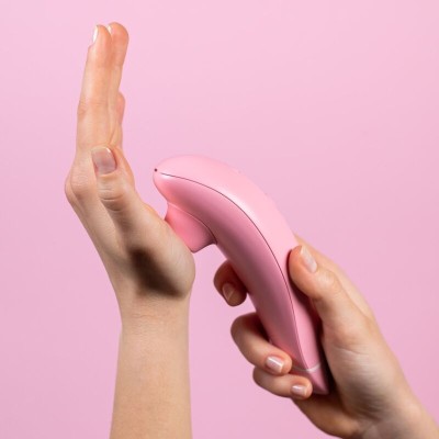 WOMANIZER - ESTIMULADOR CLITORIANO PREMIUM ECO DE SUCÇÃO COM 12 NÍVEIS DE INTENSIDADE ROSA - D-246951 - Dona Pimenta