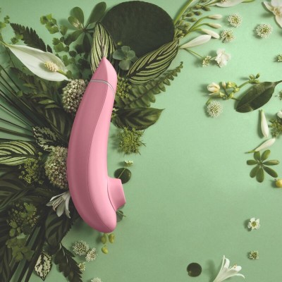 WOMANIZER - ESTIMULADOR CLITORIANO PREMIUM ECO DE SUCÇÃO COM 12 NÍVEIS DE INTENSIDADE ROSA - D-246951 - Dona Pimenta