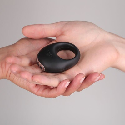 JE JOUE - VIBRADOR PRETO RECARREGÁVEL COM CONTROLE REMOTO - D-246355 - Dona Pimenta