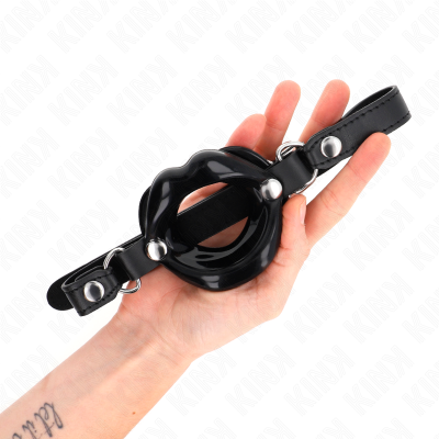 KINK - MORDAÇA LIP 8 CM COM ALÇA DE COURO PRETA 63 x 2 CM AJUSTÁVEL 39-58 CM - D-240887 - Dona Pimenta