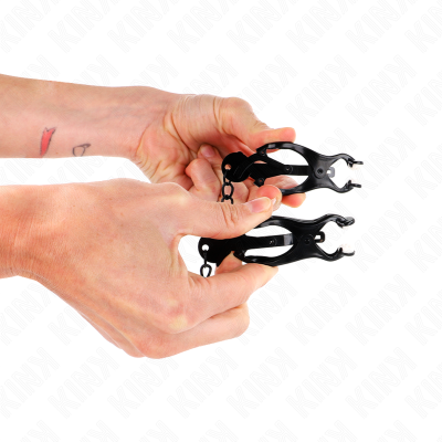 KINK - PINÇAS DE TREVO JAPONÃS COM CORRENTE PRETA 30 CM - D-240975 - Dona Pimenta