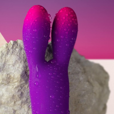 ROCKS-OFF - VIBRADOR FLEXÍVEL GLO-GIRL BUNNY ROXO - D-244037 - Dona Pimenta
