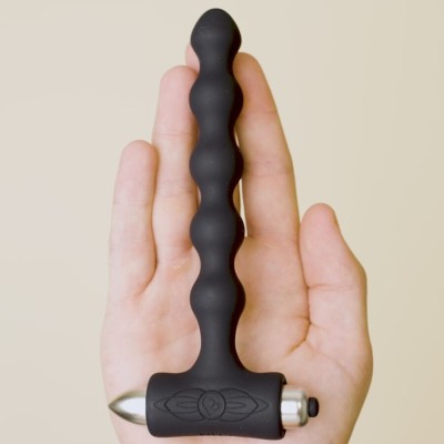 ROCKS-OFF - PETITE SENSATIONS PEARLS PLUG ANAL VIBRADOR PRETO - D-244055 - Dona Pimenta