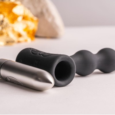 ROCKS-OFF - PETITE SENSATIONS PEARLS PLUG ANAL VIBRADOR PRETO - D-244055 - Dona Pimenta
