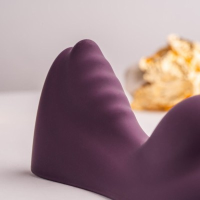 ROCKS-OFF - VIBRADOR RUBY GLOW ROXO PARA SENTAR - D-244061 - Dona Pimenta